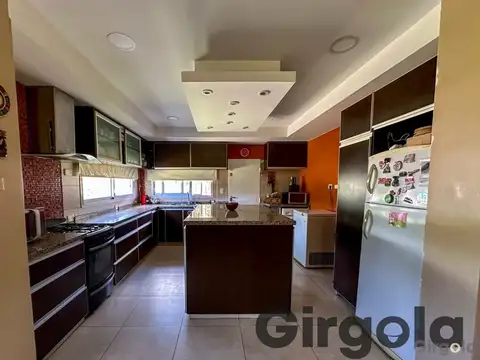 Casa en Venta con 3 cocheras
