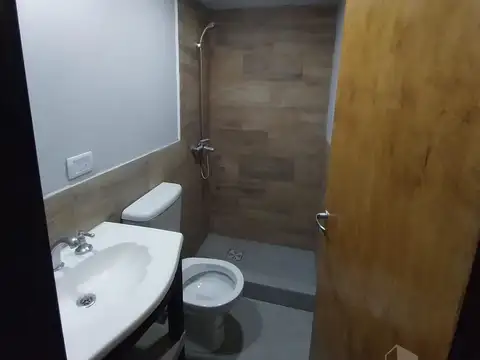 Local de 17m2 con baño completo a estrenar en alquiler - Ezpeleta Centro