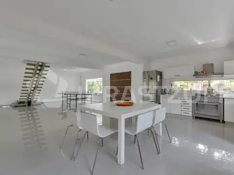 Casa en Venta con 6 cocheras