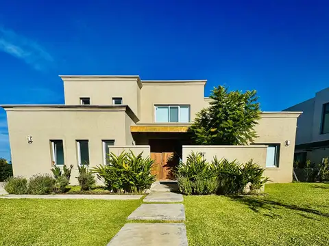 Casa en Venta en Barrio Santa Ana a la laguna