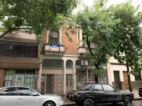 ph 1º piso por escalera muy amplio 3 amb. al frente