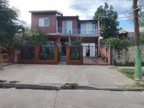 VENTA CASA 5 AMB. MULTIFAMILIAR HURLINGHAM-PILETA