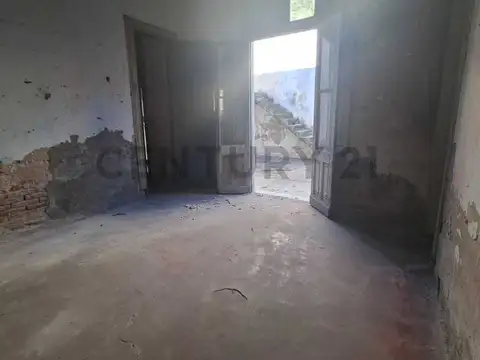 Casa a reciclar con amplio terreno y tinglado en el fondo