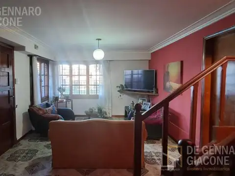 Casa 4 ambientes con 2 baños