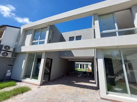 Casa en PH-  4 amb  Venta Ituzaingo