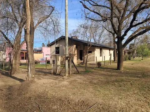 2 cabañas en venta a 1 cuadra del río.