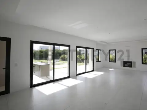 Casa en Venta con 5 cocheras