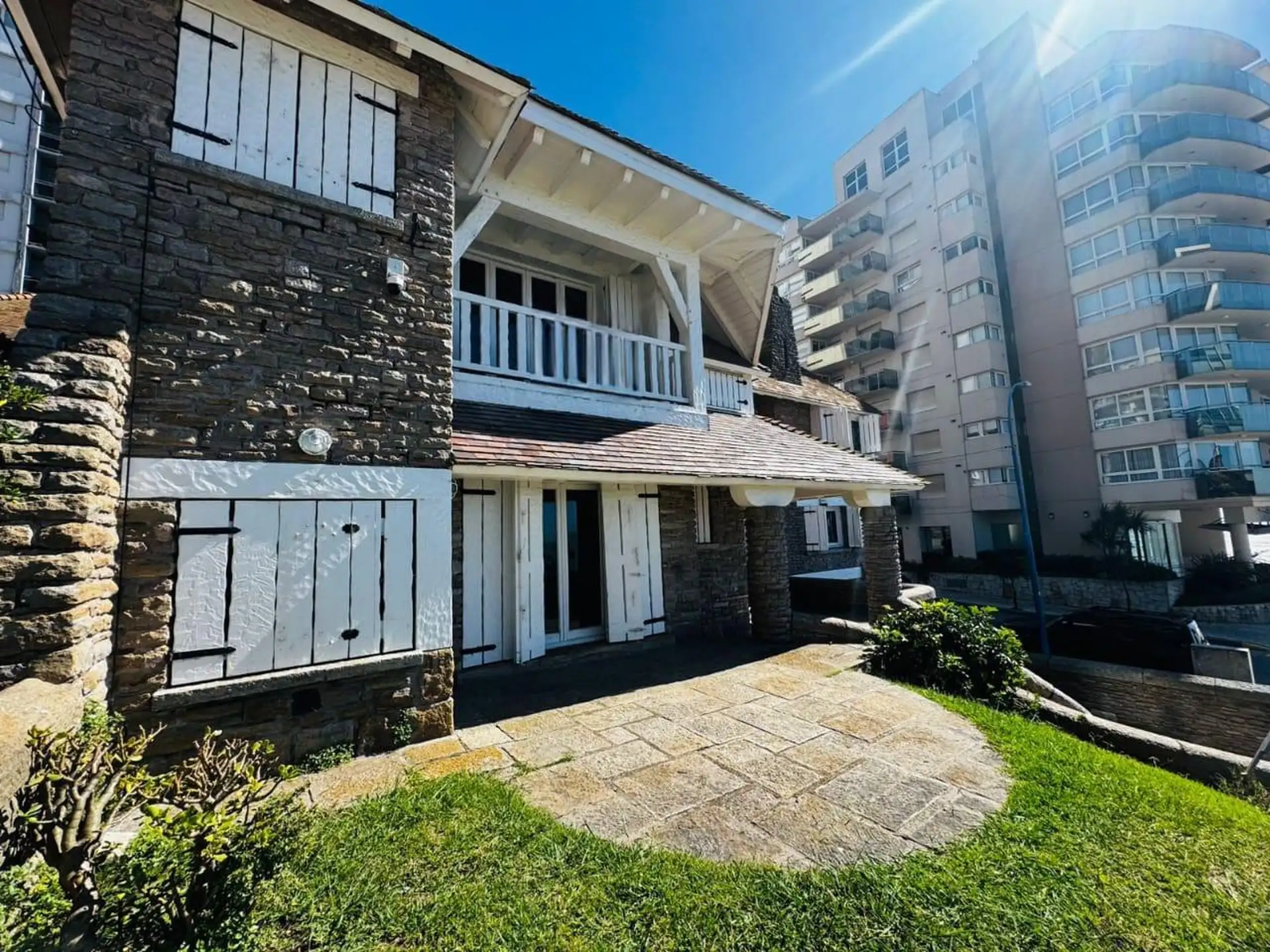 Casa de seis ambientes con jardin. Patrimonio Historico