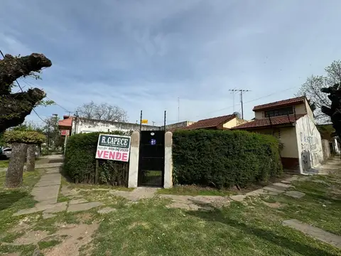 CASA 5 AMBIENTES EN VENTA CON COCHERA Y JARDIN