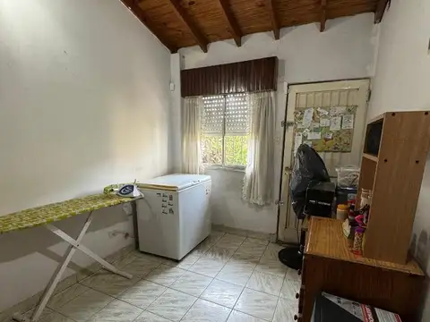 CASA 5 AMBIENTES EN VENTA CON COCHERA Y JARDIN