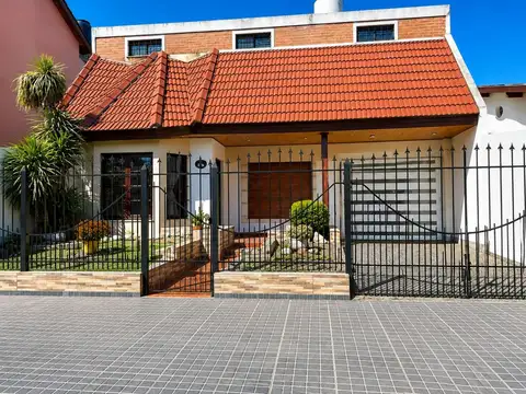 OPORTUNIDAD VENTA CASA 4 AMBIENTES CON COCHERA Y PILETA ESCUCHA OFERTA
