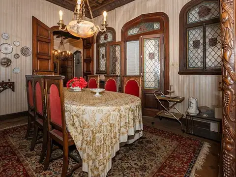 Casa 8 ambientes con 5 baños
