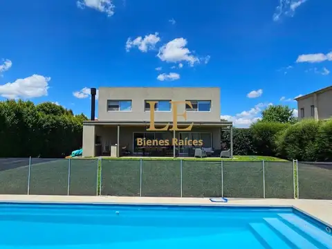 Casa 4 ambientes con 4 baños