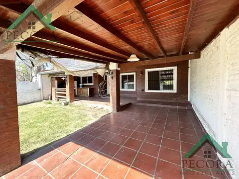 Casa 4 ambientes con 2 baños