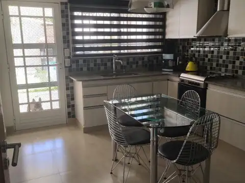 Casa 5 ambientes con 3 baños