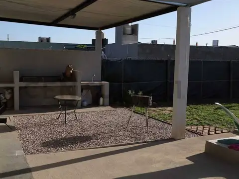 Casa con amplio jardín y pileta en Lomas de Alicia – Granadero Baigorria