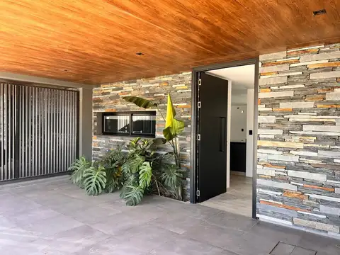 Casa 6 ambientes con 2 baños