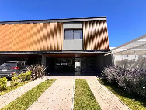 Casa en Venta en Colinas De Manantiales, USD 244.000