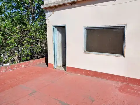 Casa 6 ambientes con 2 baños