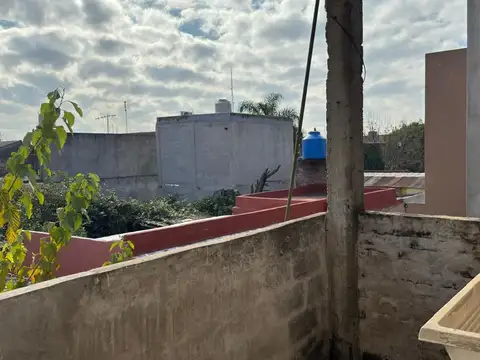LOTE DE 8.66 X 34,64 + depósito + depto de 2 amb