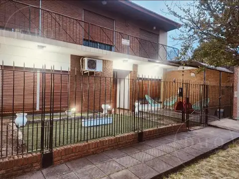 OPORTUNIDAD CASA SOBRE DOBLE LOTE  QUILMES OESTE