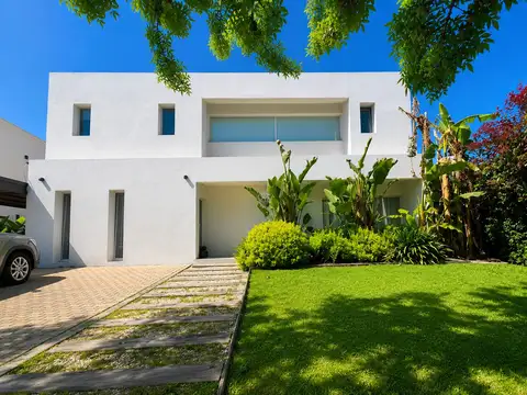 Casa  en Venta en Santa Guadalupe, Pilar del Este, Pilar