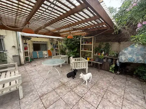 Casa 3 ambientes, con pileta, cochera para dos autos. Monoambiente a terminar