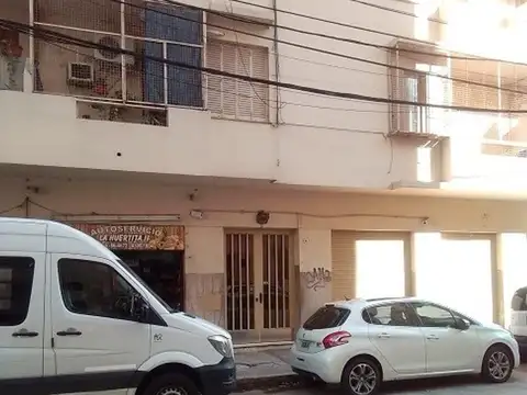 3 AMB 54 M2 Frente bcon luz a mts de Av Montes de Oca