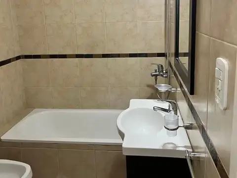 Departamento de dos ambientes con cochera cubierta