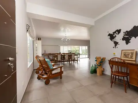 Casa 4 ambientes con 2 baños