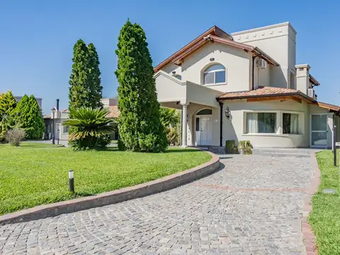 Casa 8 ambientes con 4 baños