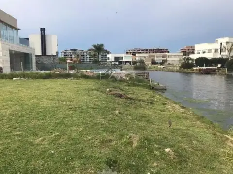 Terreno en Venta en Bernal, USD 350.000