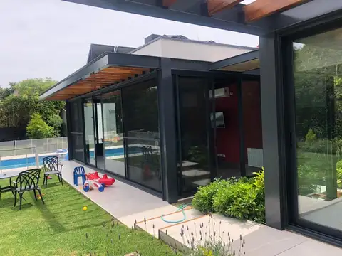 Casa 9 ambientes con 5 baños
