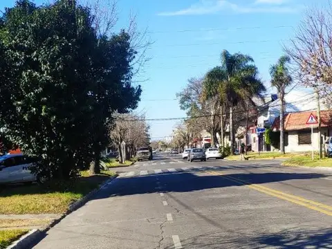 2 Locales /fondo libre  Av Santamaria (V Luzuriaga)