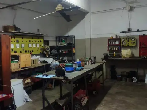 2 Locales /fondo libre  Av Santamaria (V Luzuriaga)