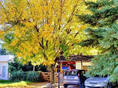 Casa de 4 ambientes con galería y jardín en venta en barrio privado Malibú. Canning-San Vicente.