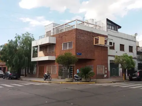 EXCELENTE CASA 6 AMBIENTES +DEPENDENCIA  EN V. LUGANO