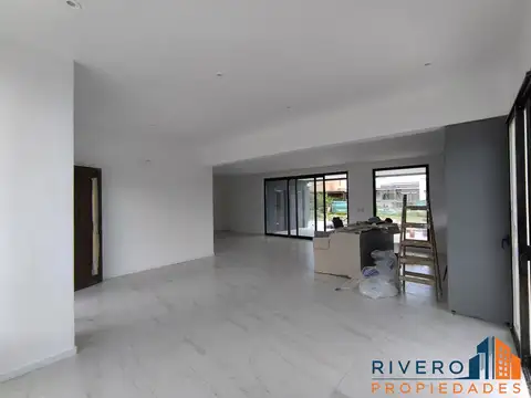 Casa en Alquiler con 2 cocheras