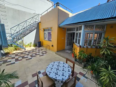 CASA SOBRE LOTE 8.66 x 22.40 CON GARAGE, PATIO, TERRAZA - VILLA DEL PARQUE