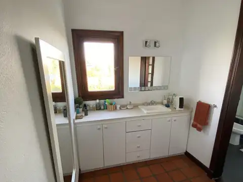 Casa en Alquiler con 2 cocheras