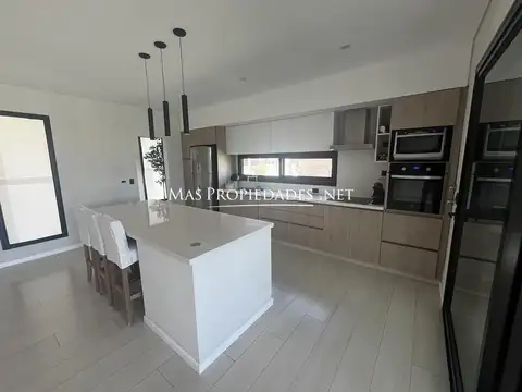 Casa 4 ambientes con 4 baños