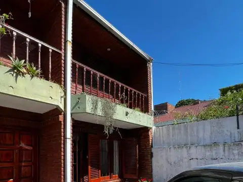 TRIPLEX 4 AMBIENTES CON QUINCHO Y PARRILLA