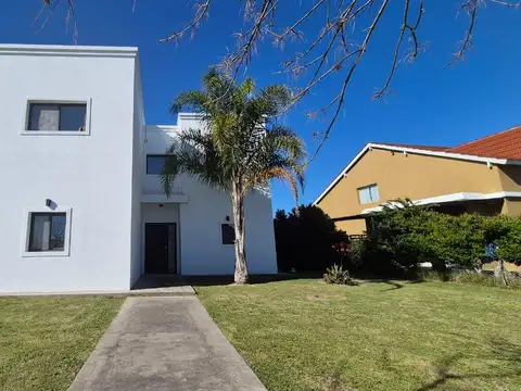 Casa en Alquiler con 2 cocheras
