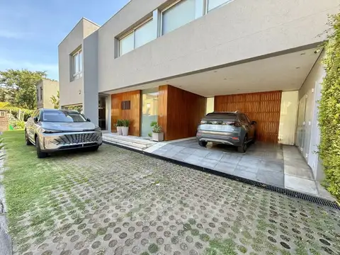 Casa en Venta con 2 cocheras