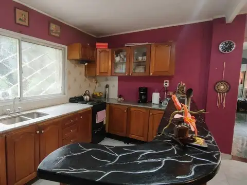 Casa de 2 dormitorios con patio y cocheras en venta en City Bell sobre Calle 132 bis [Cod: 7342-900000751]