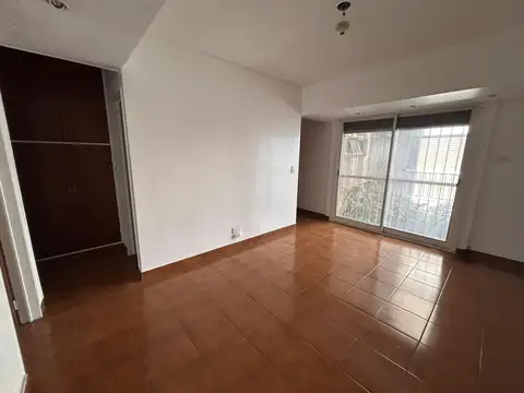 ALQUILER - Amplio dos ambientes con balcón al frente sobre Av. Corrientes