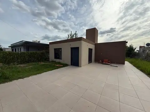 VENTA CASA A ESTRENAR CON PILETA EN PUNTA CHACRA, ROLDAN