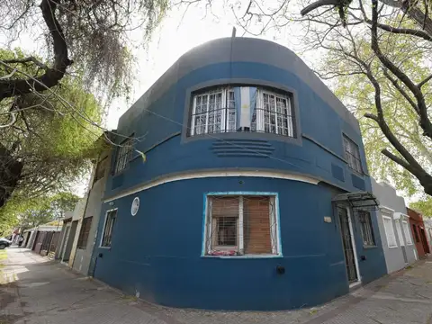 CASA 4 AMBIENTES  ESQUINA CON TERRAZA EN BANFIELD