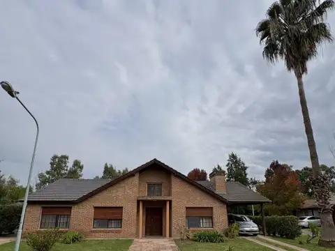 Casa de ladrillo a la vista en Barrio Privado Village , Ingenuero Maschwitz
