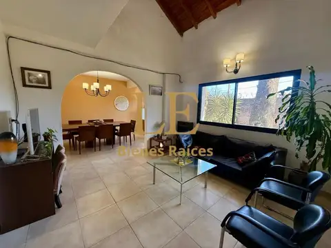 Casa 5 ambientes con 2 baños